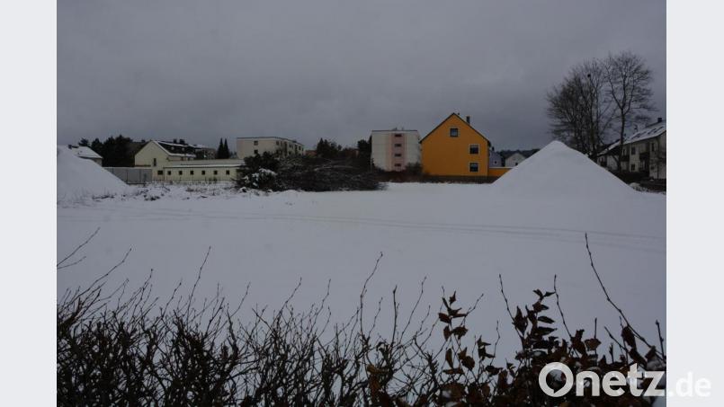 An der Zanklgartenstraße gegenüber der Grundschule – hier im Bild ein Teil des Areals – will die in Mitterteich ansässige Firma Lanz GmbH &amp; Co. KG ein Mehrgenerationenquartier mit bis zu 40 Wohnungen errichten. Der Spatenstich soll noch in diesem Jahr erfolgen. Bild: jr