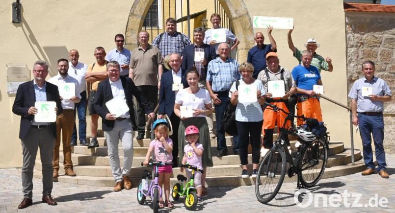Die Ausschilderung der fast 40 Kilometer langen Strecke durch den westlichen Landkreis Amberg-Sulzbach mit Start und Ziel Sulzbach-Rosenberg ist abgeschlossen, weshalb viele offizielle Vertreter zusammenkamen. Bild: gf