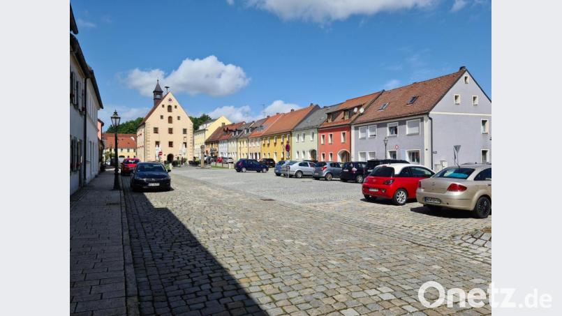 Außer als Parkplatz und dem Wochenmarkt wird der Marktplatz erst einmal für keine andere Veranstaltung zur Verfügung stehen. Bild: sne