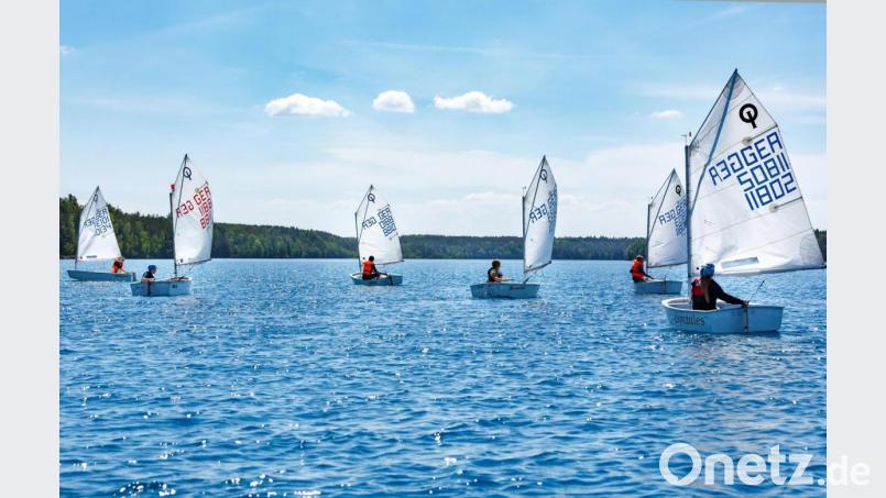 Die Nachwuchssegler übten nach coronabedingter Flaute erstmals wieder am Brückelsee. Bild: exb