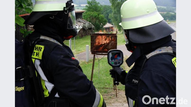 Kathrin und Jasmin testen die Kamera vor einem Feuerkorb. Bild: bkr