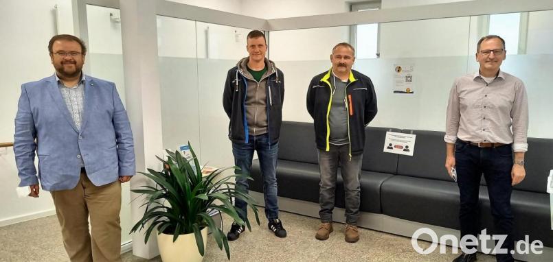 Bürgermeister Hans Walter nahm den Bauhofmitarbeitern Bertram Strobl und Andreas Mayer den Eid als Feldgeschworene ab. Dazu war auch Sachbearbeiter Martin Graser hinzugekommen (von links). Bild: stg