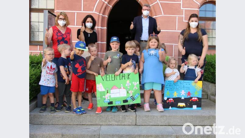 Bürgermeister Michael Göth freut sich über die Collagen und das Lied der Kinder, die sich jetzt in den beiden Einrichtungen an der Allee deutlich sicherer fühlen. Bild: Andreas Eckl/exb
