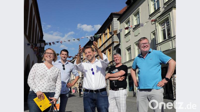 Beim Kurzbesuch der CSU-Direktkandidatin Susanne Hierl (links) in Amberg präsentierte CSU-Fraktionsvorsitzender Matthias Schöberl (Mitte) die Altstadt bei schönstem Sommerwetter. Bild: Wolfgang Steinbacher