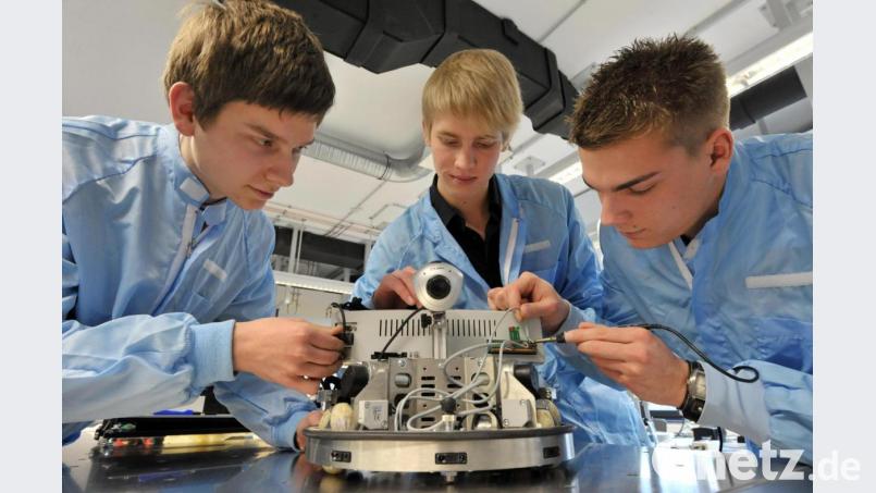 Dank des Unternehmerpaars Elisabeth und Werner Lukas, der Wirtschaftsjunioren sowie der IHK konnte die Pfalzgraf-Friedrich-Mittelschule in Vohenstrauß Lernroboter anschaffen. Symbolbild: picture alliance/dpa/Martin Schutt