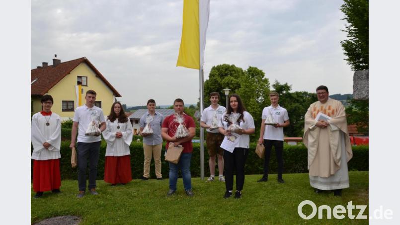 Sechs Ministranten wurden von Pfarrer Udo Klösel und den beiden neuen Oberministranten aus ihrem Dienst verabschiedet. Für diese lange Zeit wurde ihnen herzlich gedankt. Bild: gi