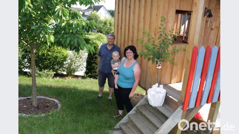 Christine Lober und Gustav freuten sich sehr über den neuen Mirabellenbaum, den ihnen OGV Vorsitzender Josef Häckl überreichte Bild: rpp