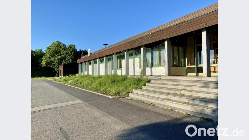 Das Sportbetriebsgebäude an der Mehrzweckhalle ist arg in die Jahre gekommen; eine Sanierung ist schon länger geplant. Der Markt unternimmt nun einen weiteren Anlauf, in ein Förderprogramm aufgenommen zu werden. Bild: Eichl