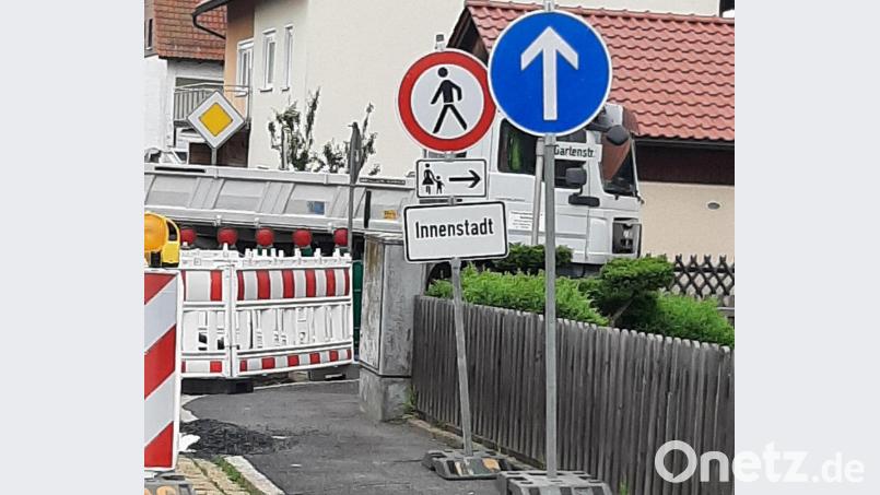 &quot;Hoffentlich macht das keine Schule&quot;, schrieb Leser Willy Thiermann augenzwinkernd über die Beschilderung für Fußgänger bei der Baustelle in der Pfaffenreuther Straße. Bild: Willy Thiermann/exb