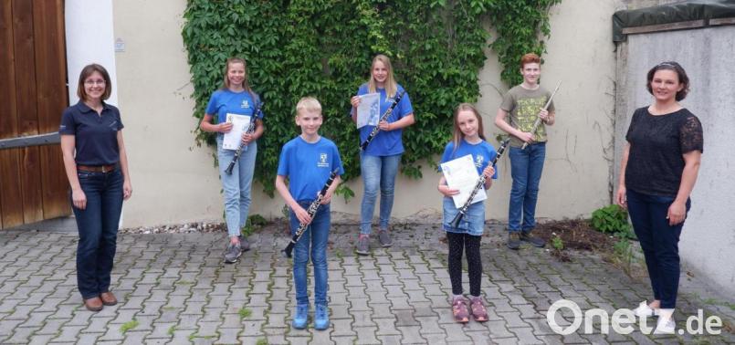 Junge Aktive der Trachtenkapelle Hohenburg schaffen das Junior-Leistungsabzeichen des Nordbayerischen Musikbunds (von links): Ausbilderin Anja Paulus, Susanne Wolfsteiner, Noah Weiß, Laura Irlbacher, Emma Jung , Gabriel Junkes und Ausbilderin Stephanie Jung. Bild: bö