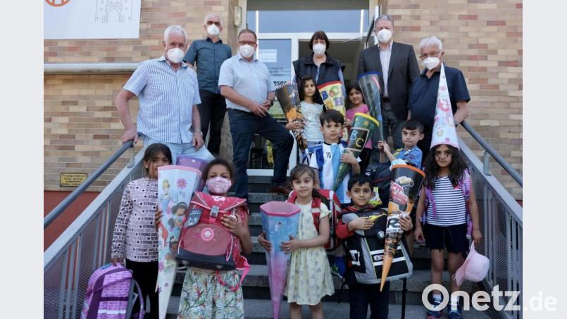 Mit nagelneuen Schultaschen und mit (noch leeren) Schultüten stattete die Amberger Tafel 15 Kinder von bezugsberechtigten Familien aus Amberg und aus dem Landkreis aus. Die Freude bei den Kindern war groß, wie sich auch die Vertreter des Lions-Clubs, Landrat Richard Reisinger und 2. Bürgermeister Martin Preuß überzeugen konnten. Bild: usc