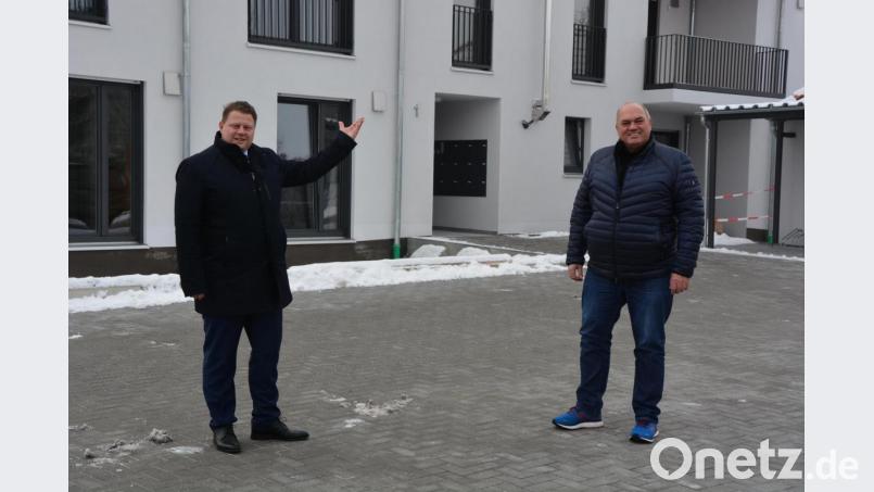 Bürgermeister Stefan Grillmeier (links) und Geschäftsführer Werner Lanz von der Mitterteicher Firma Lanz GmbH &amp; Co. KG informierten anlässlich des Bezugs der Wohnanlage an der Robert-Schumann-Straße (Bild) über ein geplantes Großprojekt an der Zanklgartenstraße. Bild: jr