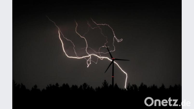 In Teilen der Oberpfalz kann es am Dienstagabend zu schweren Gewittern kommen. Symbolbild: Karl-Josef Hildenbrand/dpa