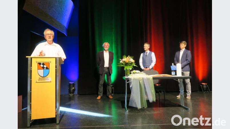 Dem frischgebackenen Ursensollener Altbürgermeister Franz Mädler gratulieren zu dieser Auszeichnung Zweiter Bürgermeister Norbert Mitlmeier, Erster Bürgermeister Albert Geitner und Dritter Bürgermeister Achim Kuchenbecker (von links). Bild: Verena Sägenschnitter/exb