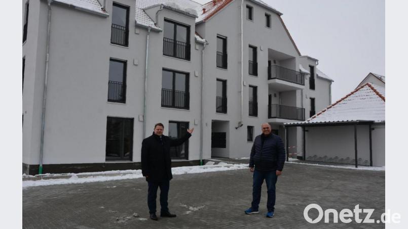 Bürgermeister Stefan Grillmeier (links) und Geschäftsführer Werner Lanz von der Mitterteicher Firma Lanz GmbH &amp; Co. KG informierten anlässlich des Bezugs der Wohnanlage an der Robert-Schumann-Straße (Bild) über ein geplantes Großprojekt an der Zanklgartenstraße. Bild: jr