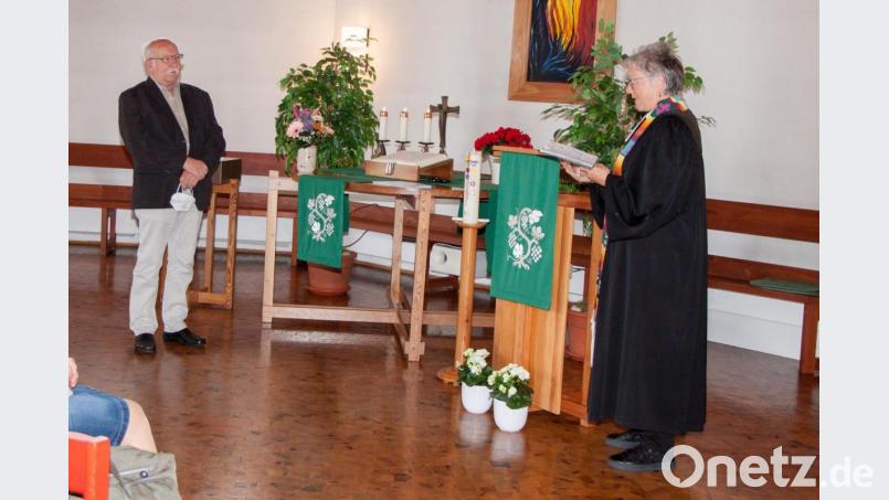 Heidi Gentzwein (rechts) verabschiedete den langjährigen Mesner Ernst Lau (links). Bild: wgw