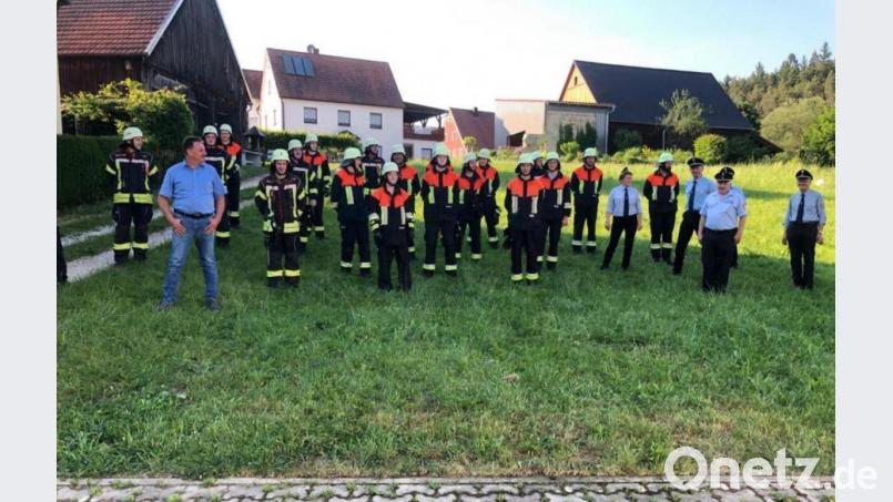 Erfolgreich absolvierten die Achlter das Leistungsabzeichen. Bürgermeister Mertel und Kreisbrandinspektor Hans Sperber gratulierten. Bild: lei