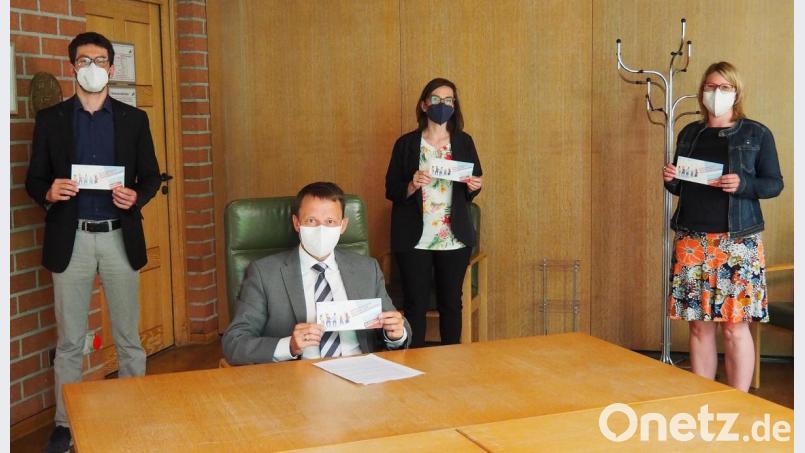 Die Interkommunale Bildungs- und Demokratiekonferenz stellten vor (von links) Bildungsmanager Christian Frey, Oberbürgermeister Jens Meyer, Stabsstellen-Leiterin Roswitha Ruidisch und Bildungsmanagerin Julia Lenhart. Bild: Bühner