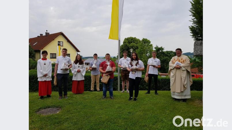 Sechs Ministranten wurden von Pfarrer Udo Klösel und den beiden neuen Oberministranten aus ihrem Dienst verabschiedet. Für diese lange Zeit wurde ihnen herzlich gedankt. Bild: gi