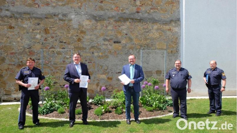 Polizeihauptkommissar Karl-Heinz Schöpf, Bürgermeister Hans-Martin Schertl, Bürgermeister Uwe König, Erster Polizeihauptkommissar Manfred Weiß und Polizeihauptkommissar Manfred Plößner (von links) treffen sich zum jährlichen Sicherheitsgespräch im Vilsecker Rathaus. Bild: Stefanie Gradl