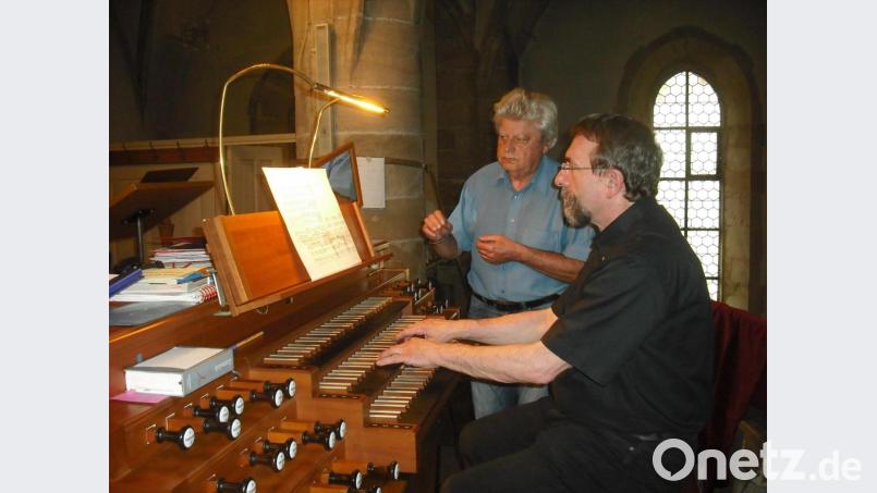 Josef Zaglmann staunte, wie gut Pfarrer Helmut Mohr Orgel spielen kann. Bild: jzk