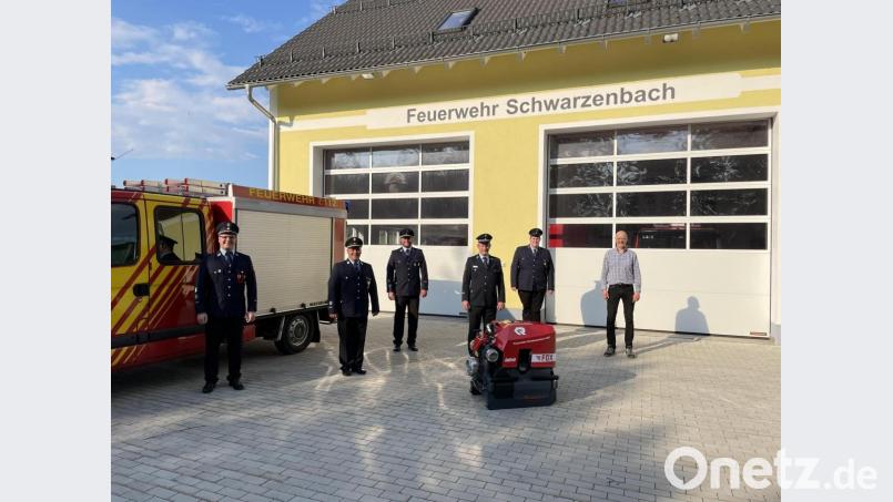 Bei der Übergabe der FOX 4 (von links): Vorsitzender Stefan Schmidkonz, Kommandant Thomas Schüssler, Zweiter Kommandant Michael Schwarz, Kreisbrandmeister Helmut Czepa, Zweiter Vorsitzender Matthias Wild und Stefan Ludwig (Feuerschutz Ludwig). Bild: Matthias Wild/exb