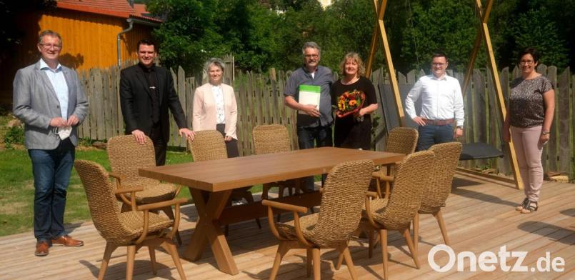 Ericka und Manfred Hauser (Mitte) betreiben seit zehn Jahren einen Fünf-Sterne-Ferienhof in Schwarzach. Zur erneuten erfolgreichen Klassifizierung gratulierten Bürgermeister Franz Grabinger, Landrat Thomas Ebeling sowie die Tourismusvertreter Alexandra Beier, Tobias Reitmeier und Anita Baumer (von links). Bild: Hirsch