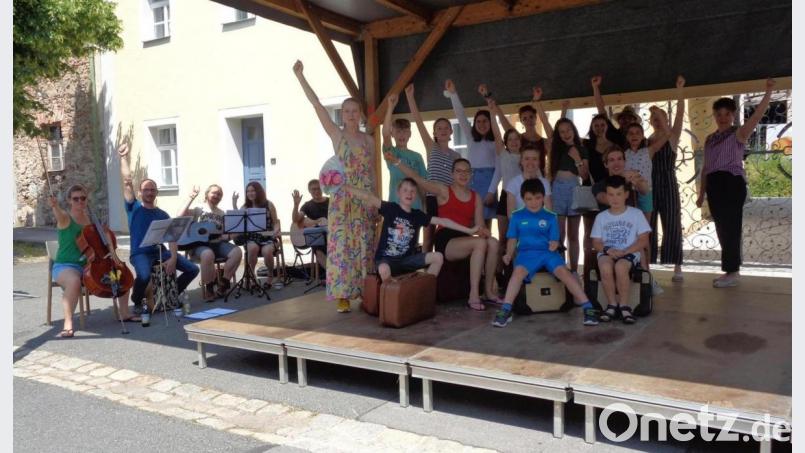 Am Marktplatz in Winklarn wurde bereits geprobt. Auf der Bühne die Schauspieler mit der Regie sowie Bürgermeisterin Sonja Meier (rechts). Links sitzen die Musiker Martina Baumer, Tom Gitter, Martin Gersing, Susanne und Johann Hutzler (von links). Bild: amö