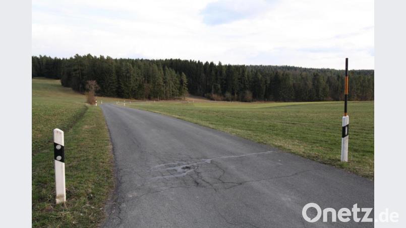 Zu den ehrgeizigen städtischen Bauprojekten des laufenden Haushaltsjahres gehört die Sanierung des Bauabschnitts drei der Gemeindeverbindungsstraße Wollau-Riggau. Auch in Eichelberg rollen die Straßenbauarbeiter heuer an, die Straße Pfaffenreuth-Hammerles soll 2022 folgen. Bild: bjp