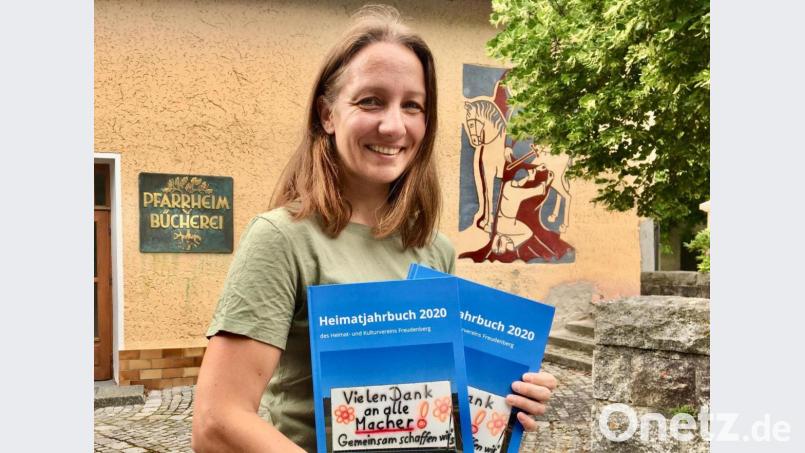 Die Leiterin der Pfarrbücherei Wutschdorf, Ute Beigel, freut sich über das neue Heimatjahrbuch. Bild: gri