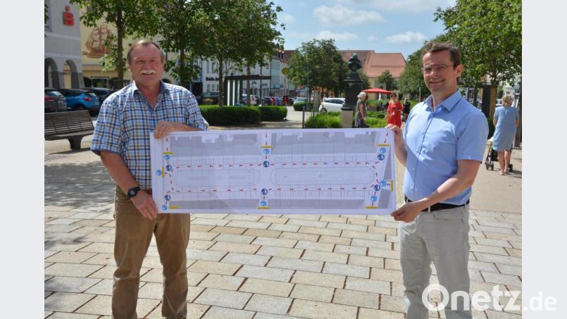 Marktmeister Norbert Neid (links) und Markus Bergauer von der Stadtverwaltung sind zuversichtlich, dass am Sonntag zum Peter- und Paul-Markt alles wie geplant über die Bühne gehen wird. Auf dem Marktplatz gilt für die Besucher ein Einbahnstraßensystem, das Traggen von FFP2-Masken ist Pflicht, die Verkaufsstände werden im Abstand aufgestellt. Bild: jr