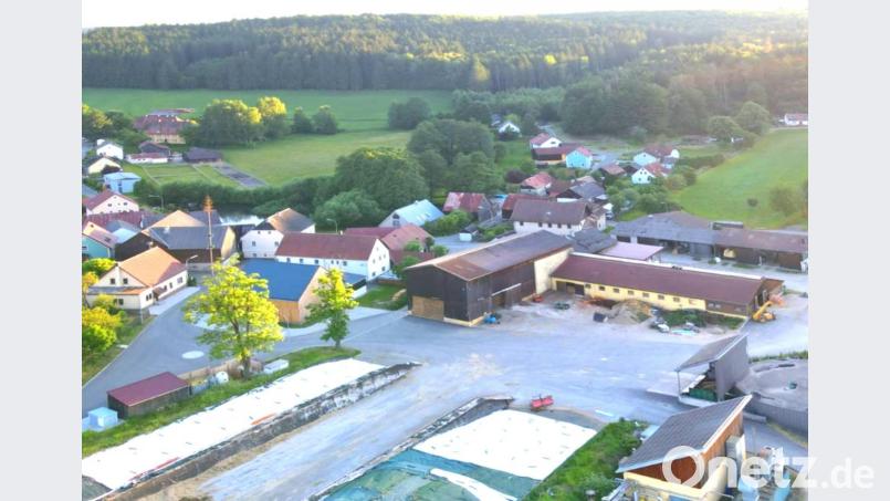 Auf dem Dach des Schützenhauses (links) soll ein Handymast entstehen. Landwirt Johannes Wolf rechnet mit starken Beeinträchtigungen für seinen Bauerhof (rechts) und die eigene Familie. Bild: fjo