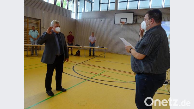 Wegen Corona mit Maske: Bürgermeister Christian Ziegler (rechts) vereidigte den neuen Gemeinderat Siegfried Schlosser und begrüßte den 49-Jährigen in den Reihen des Gremiums. Bild: Houschka