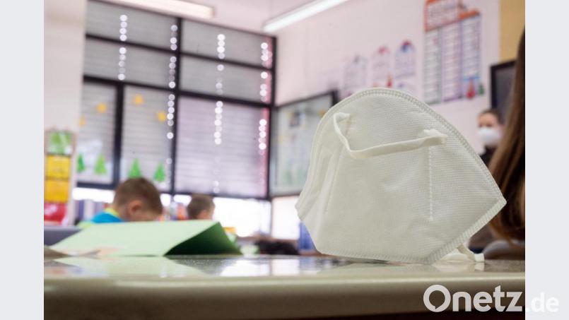 Eine FFP2-Maske liegt in einer ersten Klasse an einer Grundschule mit Wechselunterricht auf einem Tisch. Symbolbild: Sebastian Gollnow/dpa