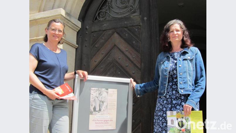 Programmleiterin Patricia Preuß (rechts) und die seit Anfang Juni für Presse- und Öffentlichkeitsarbeit zuständige Katharina Erlenwein (links) freuen sich, dass die Türen zum Literaturhaus Oberpfalz endlich wieder offen sind. Bild: aks