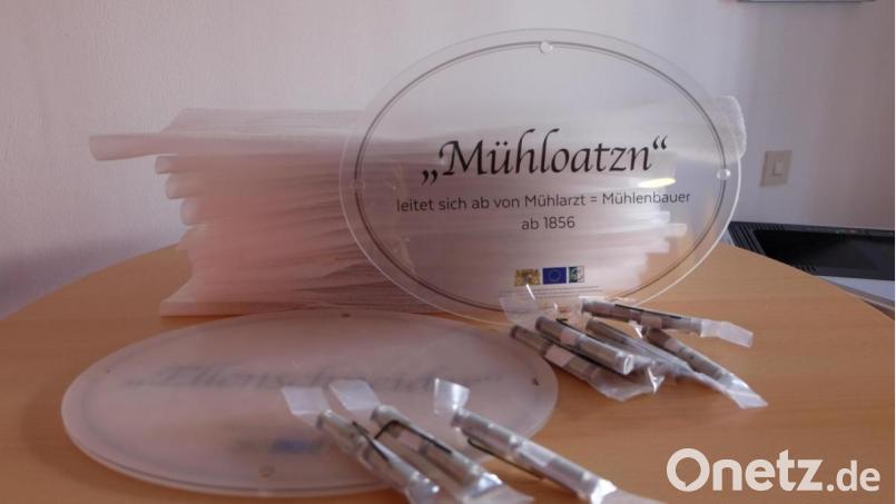 Das Schild mit der Inschrift "Mühloatzn" verschönert nun ein Anwesen im Ort Sigl. Auch das Befestigungsmaterial bekommen die Hausbesitzer kostenlos mitgeliefert. Bild: Stefanie Gradl