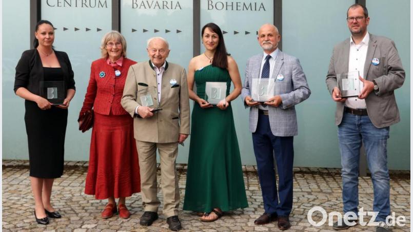 Mit dem Brückenbauer-Preis sind (von links) Zuzana Vintrová (Pendlerverband), Eugenie Trützschler von Falkenstein, Karl Suchy und Veronika Kupková geehrt worden. Für die Realschule Vohenstrauß und das Gymnasium in Stříbro nahmen (von rechts) Kilian Graber und Milan Deredimos die Auszeichnung entgegen. Bild: Gerhard Götz