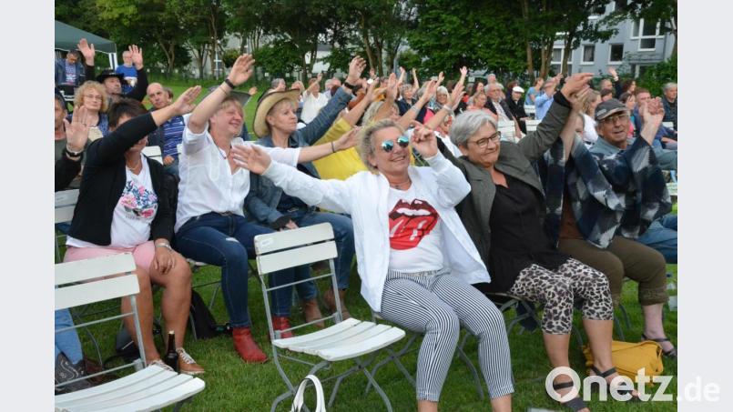 Auch im Sitzen lässt sich gruppenweise schunkeln. Bild: Kunz