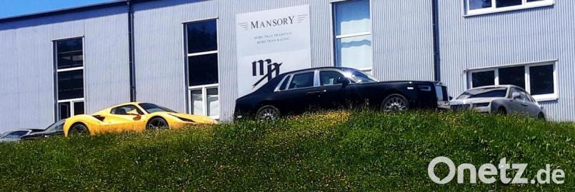 Große und teure Fahrzeuge fallen beim Vorbeifahren am Gelände der Firma Mansory auf. Hier in Brand werden die ohnehin edlen Gefährte noch einmal veredelt und in die ganze Welt verkauft. Bald werden sie nicht mehr zu sehen sein, denn Mansory erweitert die Montagehalle und überbaut diesen Bereich. Bild: ld