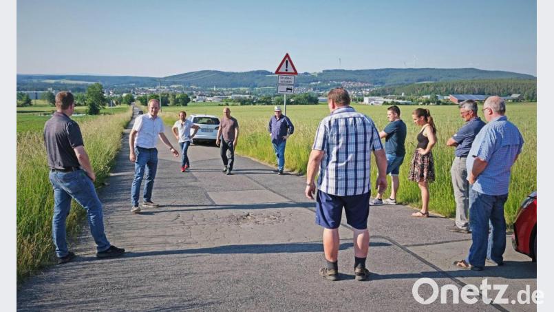 Bürgermeister Konrad Kiener (zweiter von links) zeigt den Mitgliedern des Bau- und Umweltausschusses einige Straßenschäden auf der Gemeindeverbindungsstraße Industriegebiet West - Saltendorf Bild: twi