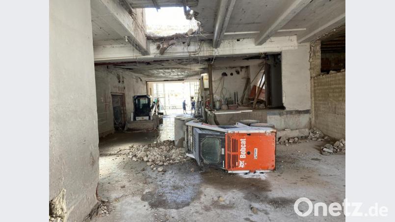 Ein Kompaktlader stürzte durch ein Loch in der Decke des ehemaligen Amberger Kaufhauses Forum ins Erdgeschoss. Bild: Polizeiinspektion Amberg