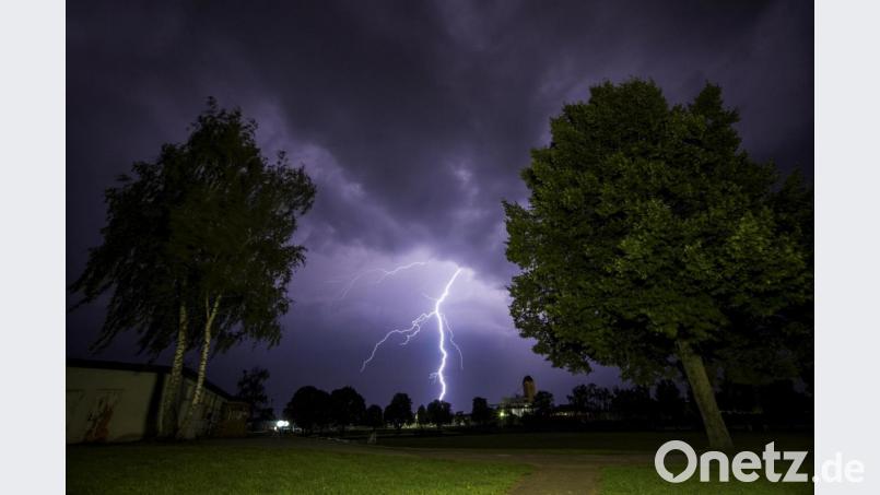 Auf die Oberpfalz kommen schwere Gewitter mit Hagel, Sturmböen und Starkregen zu. Bürger sollen sich vorbereiten. Bild: Rene Ruprecht/dpa