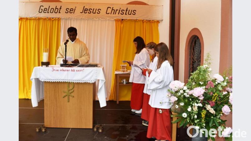 Pfarrvikar Thomas Sanikommula zelebriert den Festgottesdienst zum Patrozinium in Stifterslohe auf dem Kapellenvorplatz. Bild: no
