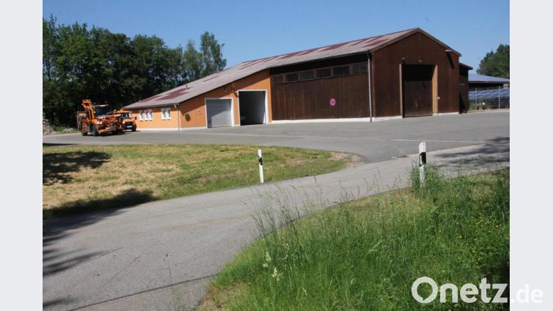Im Anschluss an die Baumreihe hinter dem Kreisbauhof beim Bahnhof Lind soll die neue Oberviechtacher Rettungswache gebaut werden. Bild: frd