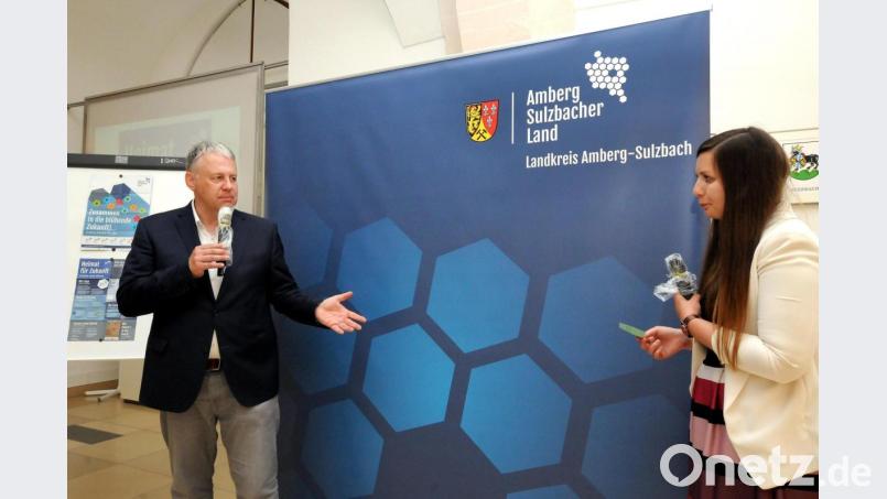 Die Waben im Logo stehen symbolisch für die 27 Gemeinden im Landkreis Amberg-Sulzbach. Regionalmanagerin Katharina Schenk (rechts) interviewt Landrat Richard Reisinger zum Thema Heimat. Bild: Stephan Huber