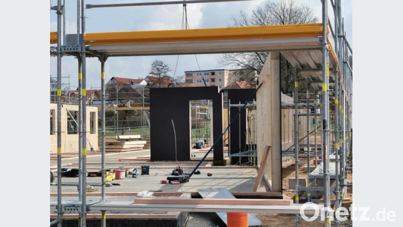 Der städtische Kindergarten in Oberviechtach wächst Tag für Tag in die Höhe. Die fertigen Holzbauteile werden am Boden fixiert. Bild: Portner