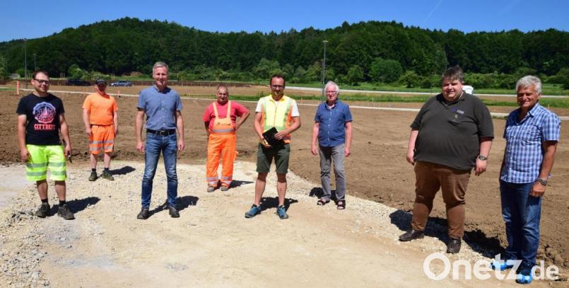 Bei der offiziellen Abnahme der Baugebietserschließung (von rechts): Strabag-Bauleiter Franz Fenk, Bürgermeister Dieter Dehling, Hans Hollederer (Koordinator für das Projekt Fernwärme), Georg Rumpler (Planungsbüro Renner &amp; Hartmann), Josef Sellner (Leiter des Bauhofs), Christian Faderl (Planungsbüro Renner &amp; Hartmann), Gemeindearbeiter Christian Baumer und Wassermeister Peter Kölbel (Wasserzweckverband Illschwang). Bild: no