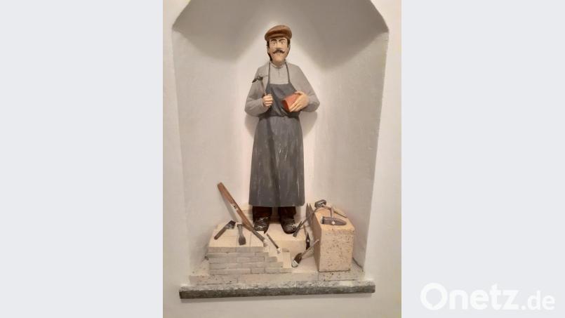 Seit Oktober 2020 ziert ein handgeschnitzter Glasofen-Bauer den Aufgang zu den Museumsräumen. Stefan und Brigitte Bald übergaben das Werk an die Verantwortlichen. Bild: flt