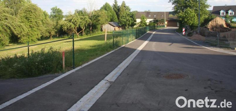 Gewidmet wurde in der öffentlichen Stadtratssitzung das neue Teilstück Max-Reger-Straße bis zur Einmündung Immanuel-Kant-Straße in Erbendorf. Bild: wro