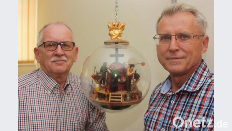 Die beiden Museumsbetreuer Benno Krottenthaler (links) und Manfred Kopp freuen sich über den Wiederbeginn im Krippen- und im Glasofenmuseum. Bild: flt